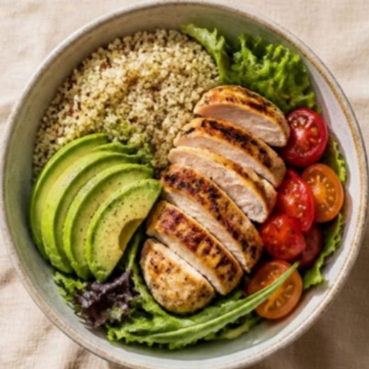 Un bowl de quinua, pollo, palta y tomate