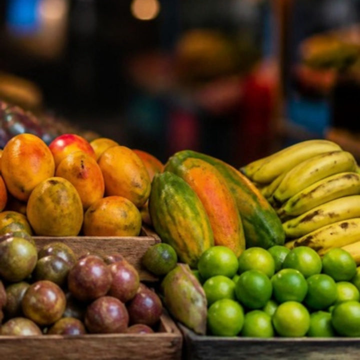 Puesto de frutas en un mercado